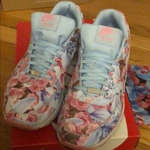 Women AiIRMAX 1 QS—PARIS size 6.5